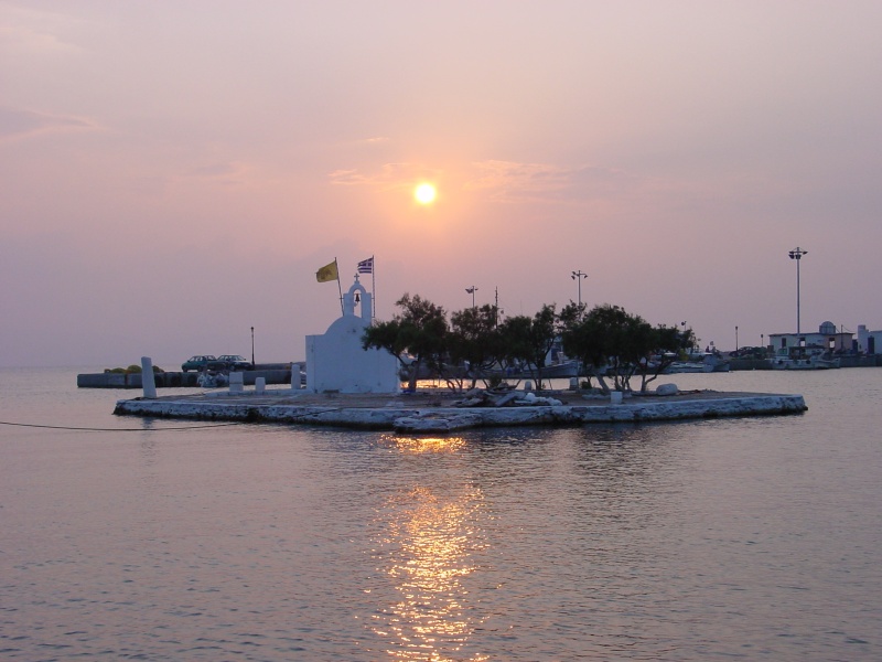 Naxos Hafen mit Blick auf Panagia Myrtidotissa.JPG -                                